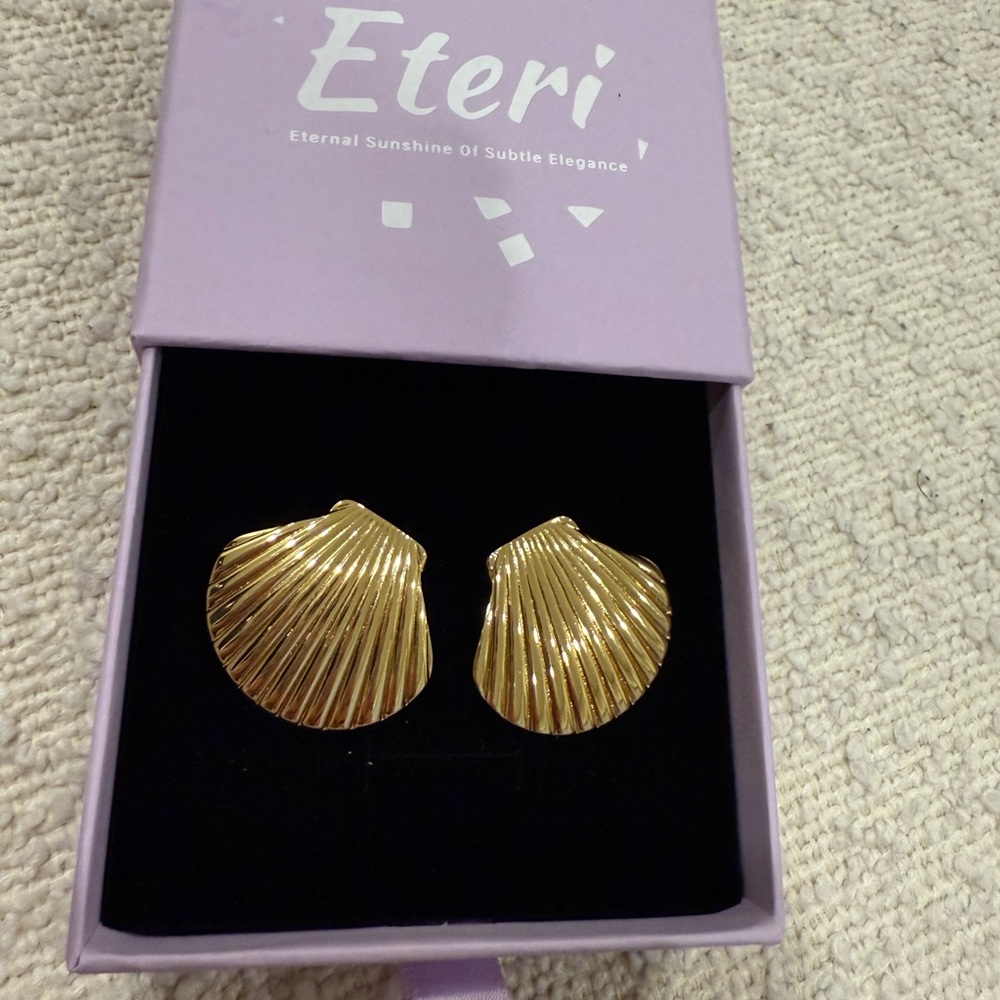 Gold Scallop Shell Earrings